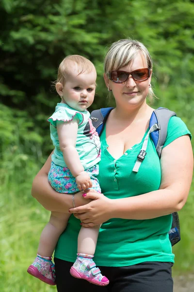 Baby auf den Händen der Mutter im Sommerpark — Stockfoto