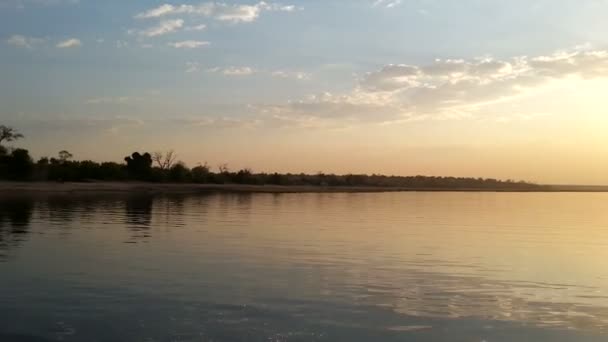 Afrikaanse zonsondergang op Chobe rivier — Stockvideo