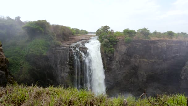 De Victoria falls met mist van water — Stockvideo