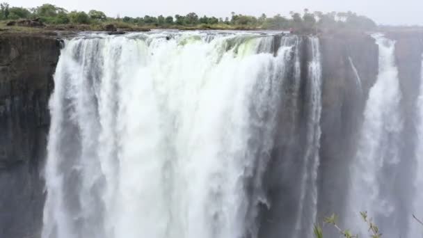 Οι καταρράκτες Victoria falls με ομίχλη από νερό — Αρχείο Βίντεο