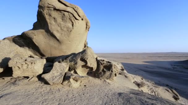 Namib Çölü'nde kaya oluşumu günbatımı, peyzaj — Stok video