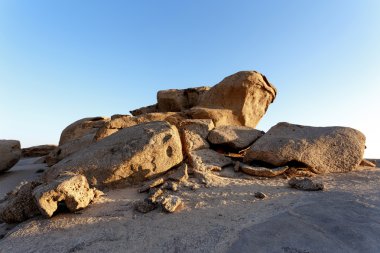 Namib Çölü'nde kaya oluşumu günbatımı, peyzaj