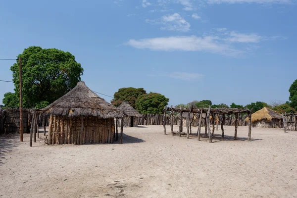 Traditionell afrikansk by med hus — Stockfoto