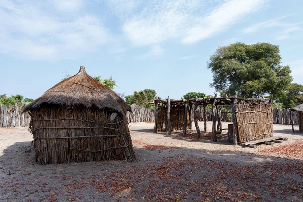 Traditionell afrikansk by med hus — Stockfoto