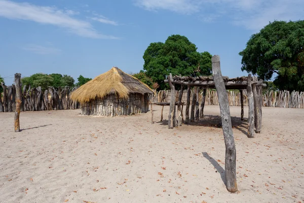 Pueblo africano tradicional con casas —  Fotos de Stock