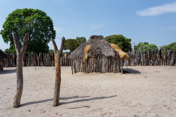 Traditionell afrikansk by med hus — Stockfoto