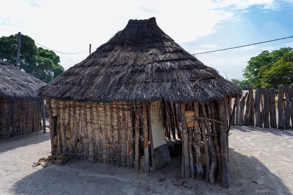 Traditionell afrikansk by med hus — Stockfoto