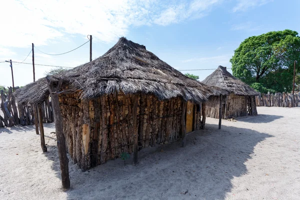 Villaggio africano tradizionale con case — Foto Stock