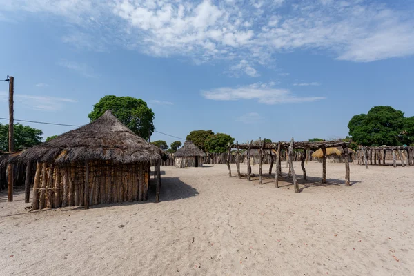 Traditionell afrikansk by med hus — Stockfoto