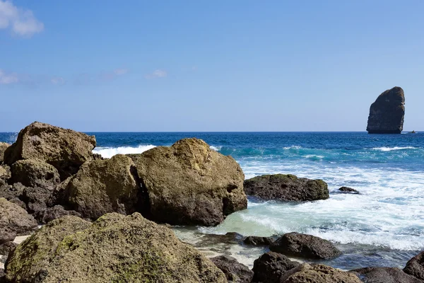 Garis pantai di pulau Nusa Penida — Stok Foto