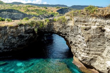 Tünel krater kıyı şeridi Nusa Penida Adası'nda