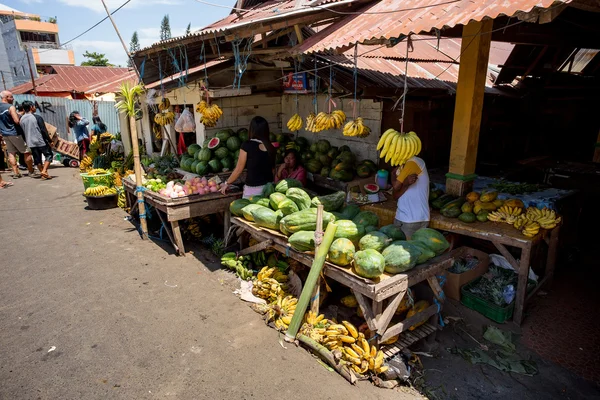 Traditional Marketplace with local fruit in Tomohon City — Stock Photo, Image