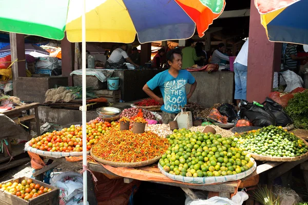 Traditional Marketplace with local fruit in Tomohon City — Stock Photo, Image