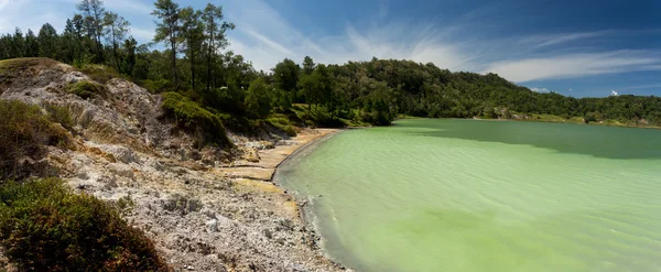 Amplo panorama do lago sulfuroso - danau linow indonesia — Fotografia de Stock