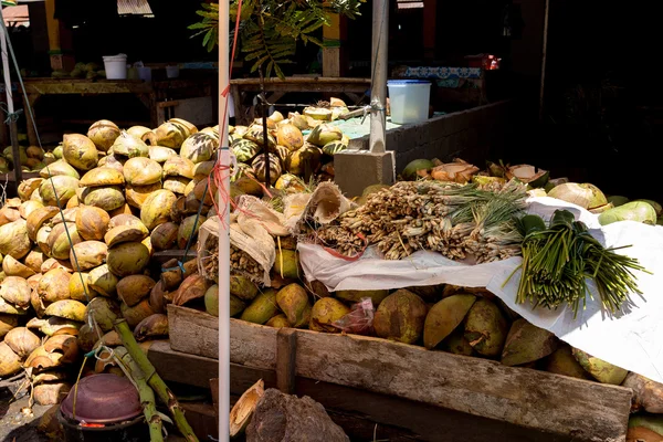 Empty shels of fresh coconuts in the market — Stock Photo, Image