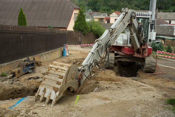 Excavatrice soghshare sur tranchée - construction canalisation — Photo