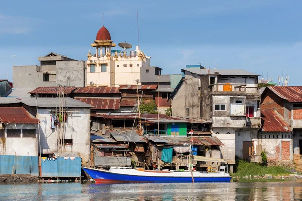 Paille maisons pauvres au bord de la rivière — Photo