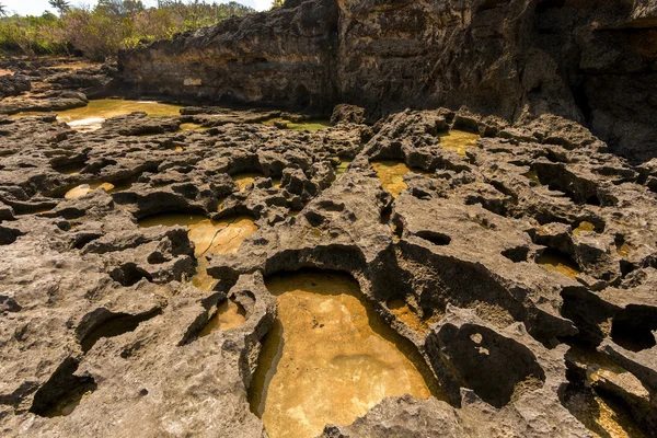 在 Nusa Penida 岛的岩石形成海岸线 — 图库照片