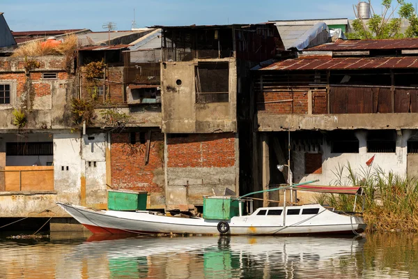 Palha casas pobres junto ao rio — Fotografia de Stock