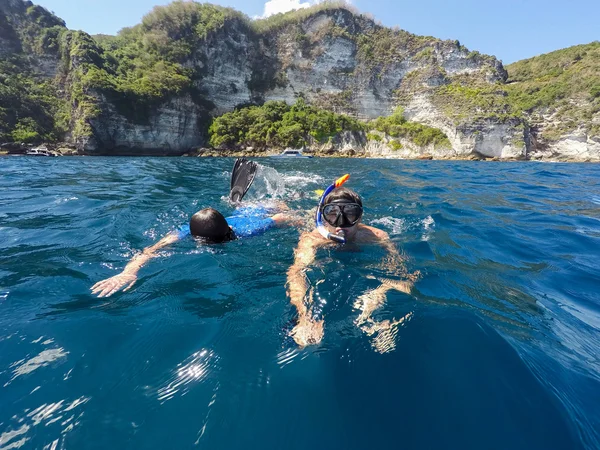 Egy fiatal fiú apja snorkeling lő — Stock Fotó