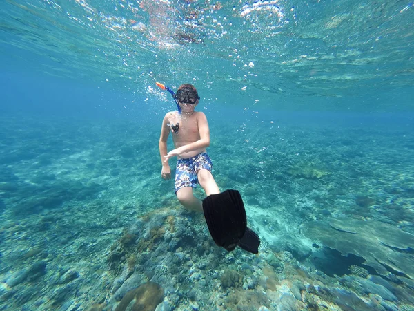 Víz alatti lő egy fiatal fiú, snorkeling — Stock Fotó