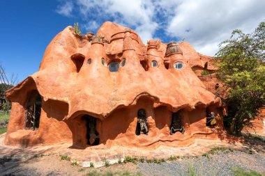 Casa Terracota, the architectural masterpiece and sustainable dwelling designed by Colombian architect Octavio Mendoza Morales in Villa de Leyva, Boyaca, Colombia