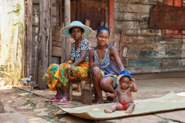 Brickaville, Toamasina Eyaleti, Madagaskar - 17 Ekim 2016: Yetişkinler ve küçük bir çocukla Brickaville yerleşiminde nesiller arasındaki bağı gösteren samimi bir an.