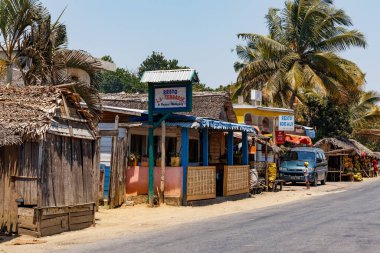 Mahavory, Toamasina Eyaleti, Madagaskar - 17 Ekim 2016: Güneşli bir günde yerel altyapı ve ticareti ön plana çıkaran, ahşap ve eğimli demirden yapılmış basit Malagasy restoranları.