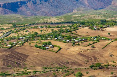 Geniş yatay görüş, geleneksel tarım modelini ve Güney Milletleri 'nde küçük bir kırsal yerleşim olan Etiyopya' yı yakalıyor..