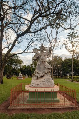 Kutsal Kral Virupaksa 'nın taş heykeli ve Batı' nın koruyucusu, Brezilya 'nın Foz do Iguacu kentindeki Chen Tien Budist Tapınağı' nda efsanevi yılan ejderhasını tutuyor..