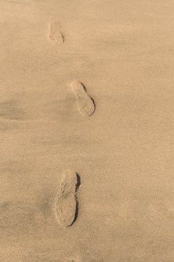 Kumda ayak izleri