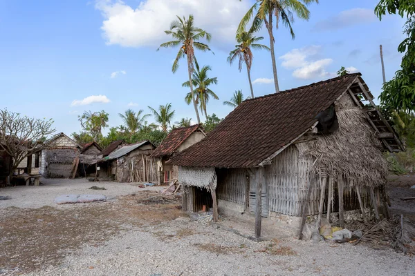 Casa indoneziană - baracă pe plajă — Fotografie, imagine de stoc