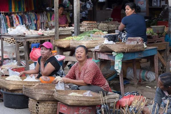 Hindu peoples at the traditional street market, Bali — Stock Photo, Image