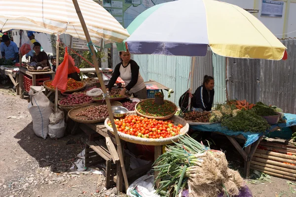 Traditional Marketplace with local fruit in Tomohon City — Stock Photo, Image