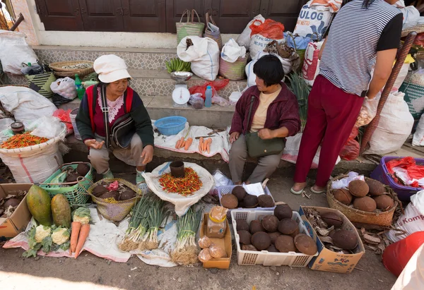 Mercado tradicional con fruta local en Tomohon City — Foto de Stock