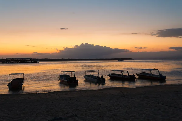 Nusa penida, spiaggia di Bali con cielo drammatico e tramonto — Foto Stock