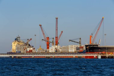 Toamasina, Madagaskar - 21 Ekim 2025: Uluslararası deniz ticaretinin ana kapısı olan Toamasina Limanı 'na yük gemileri ve römorkörler yanaştı.