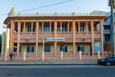 Toamasina, Madagaskar - 21 Ekim 2025: Toamasina 'daki bankanın etkileyici koloni tarzı cephesi, tarihin bir karışımı ve modern finans.