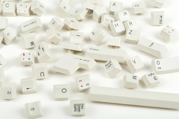 Teclas de teclado espalhadas no branco — Fotografia de Stock