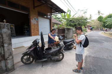 Kadın satmak plastik şişe benzin