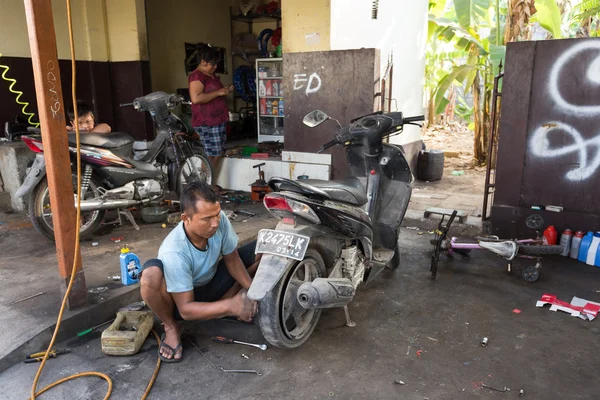 Service man reparatie gedefleerd beschadigde band — Stockfoto