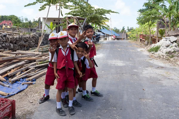 Balinês hindu meninos em uniforme escolar — Fotografia de Stock