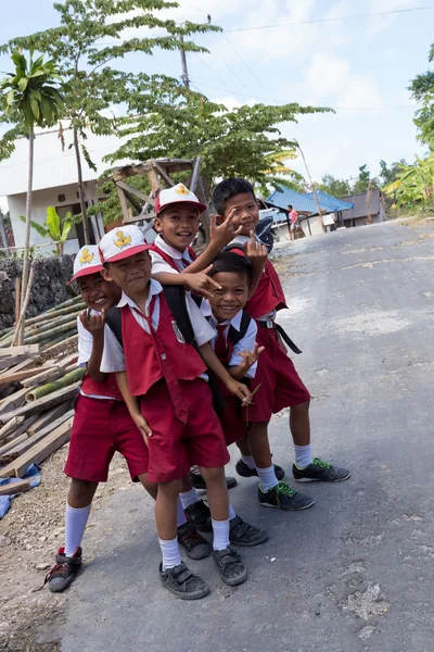 Balinês hindu meninos em uniforme escolar — Fotografia de Stock