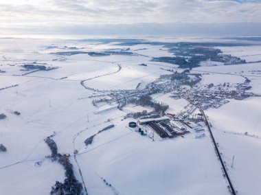 Havadan bakıldığında, kışın karla kaplı bir kırsal alan, Priseka köyü ve tarım binalarıyla tamamlanmış durumda. İskoçya, Vysocina, Çek Cumhuriyeti