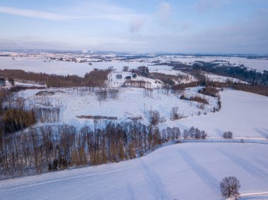 Çek İskoçya 'sında ağaçlarla süslenmiş karla kaplı alanların nefes kesici manzarası. Huzurlu bir kış manzarası. İskoçya, Vysocina, Çek Cumhuriyeti