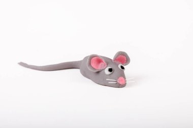 Beyaz arka planda pembe kulaklı ve burunlu şirin el yapımı badem ezmesi fare figürü..