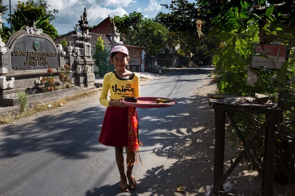 Indonésia menina trazer oferendas para o home temple — Fotografia de Stock