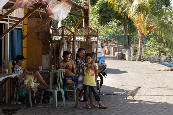 Meninas indonésias com família em Manado favela — Fotografia de Stock