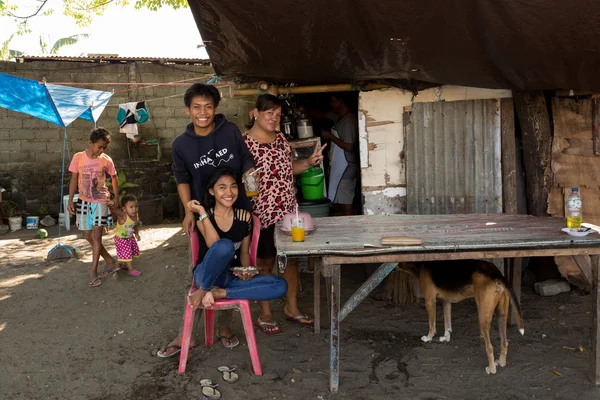 Família indonésia na favela de Manado — Fotografia de Stock