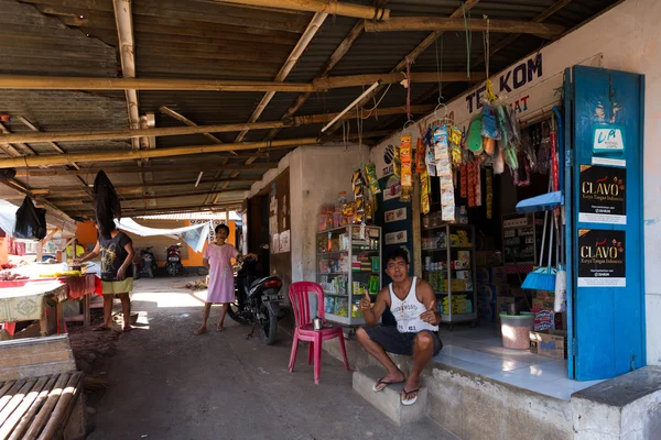 Hombre indonesio frente a su tienda en Manado shantytown — Foto de Stock